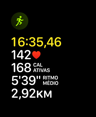 Cart?o de treino de corrida, ícone de corrida, métricas: tempo, frequência cardíaca, ritmo móvel, ritmo médio, distancia