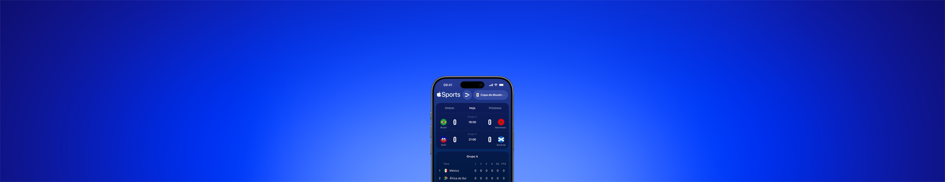 Parte da frente do iPhone 17 Pro, com a tela do app Apple Sports exibindo o placar de vários jogos de futebol e a classifica??o dos times