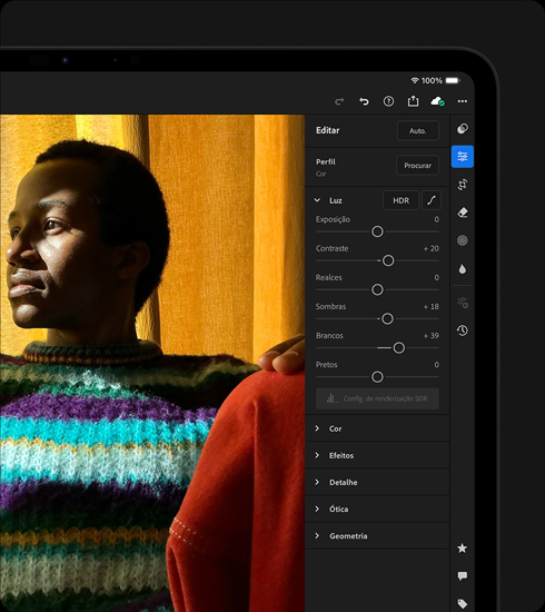 Parte da frente de um iPad Pro preto-espacial na horizontal, mostrando a edi??o da fotografia de uma pessoa de suéter colorido, com o menu de ferramentas e efeitos aberto à direita