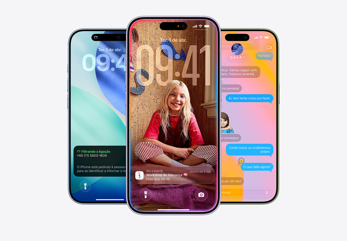 Parte da frente de aparelhos iPhone 17 nas cores azul-névoa, lavanda e sálvia, mostrando recursos do iOS 26: Tela de Início com vários apps, notifica??o do Calendário na Tela Bloqueada personalizada e tela do iPhone com o Mensagens no design Liquid Glass