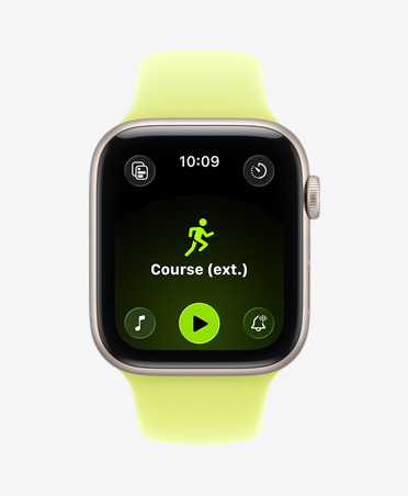 Apple Watch SE 3, bo?tier en aluminium, comète, séance de course à l’extérieur affichée, commandes de lecture d’Apple Music au bas de l’écran, bracelet sport, jaune fluo