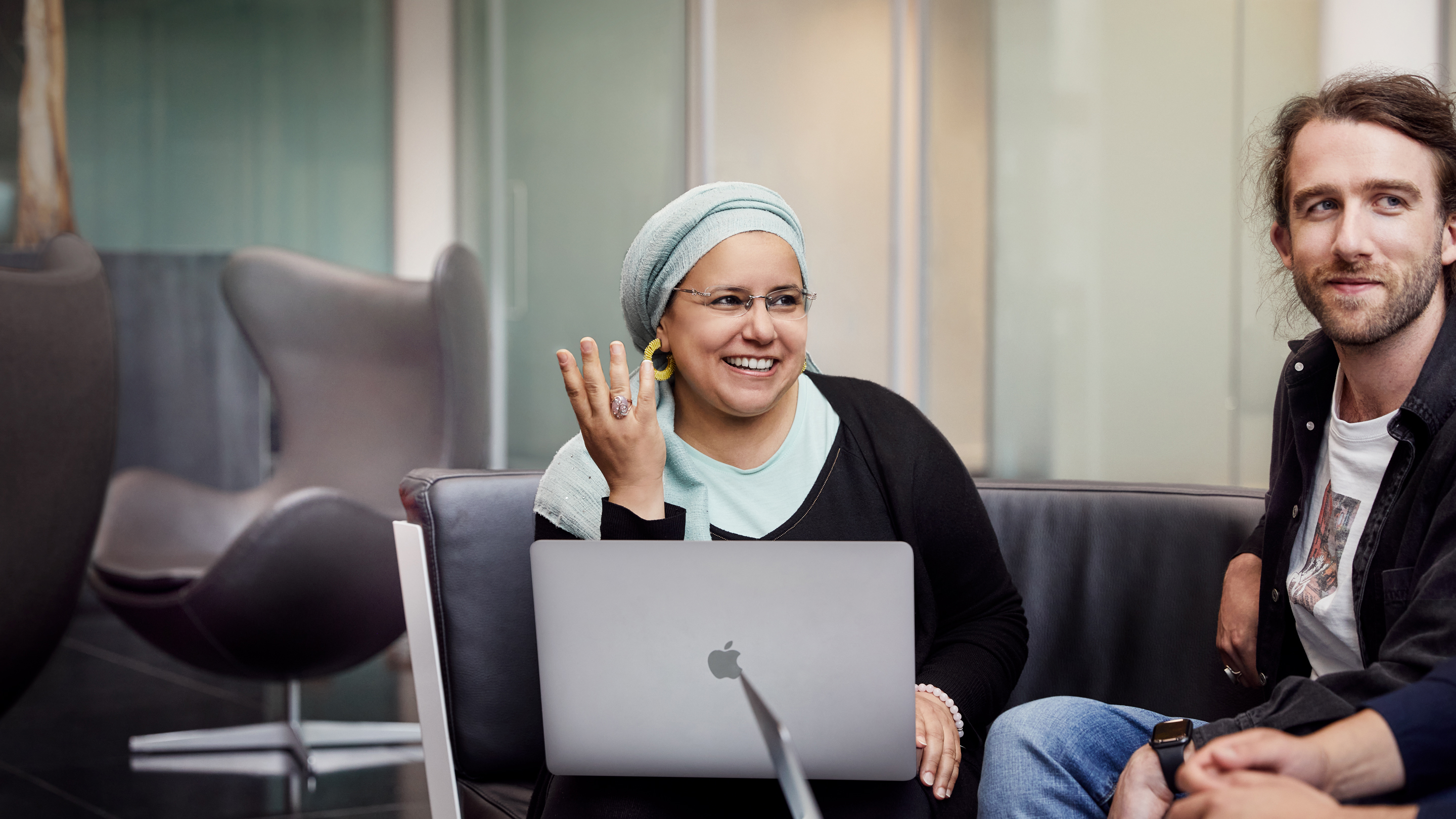 Egymás mellett ül?, együtt dolgozó Apple Cork-alkalmazottak.