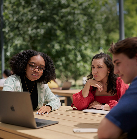 Un peque?o grupo de personas que están en prácticas en Apple se reúnen en un Caffè Macs.