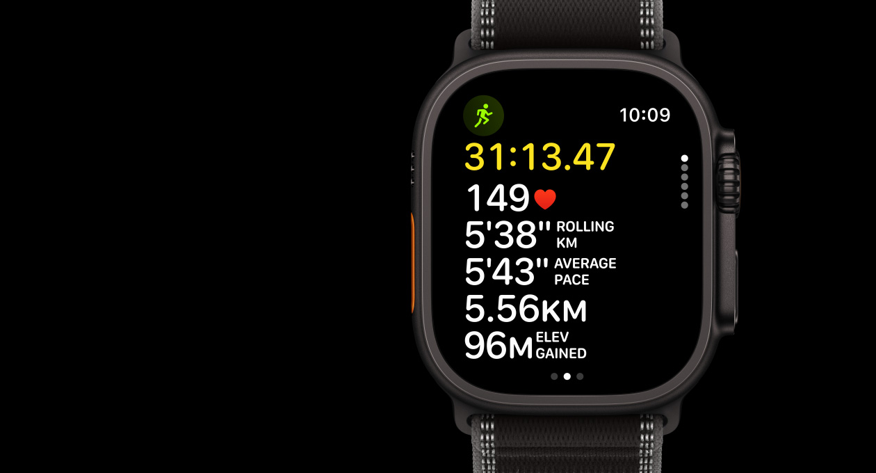Apple Watch Ultra 3, ?erná barva, titanové pouzdro, aplikace Cvi?ení, cvi?ení Běh venku, na levém boku ak?ní tla?ítko, na pravém boku korunka Digital Crown, bo?ní tla?ítko, ?emínek, Trailovy tah, ?erná/uhlová barva