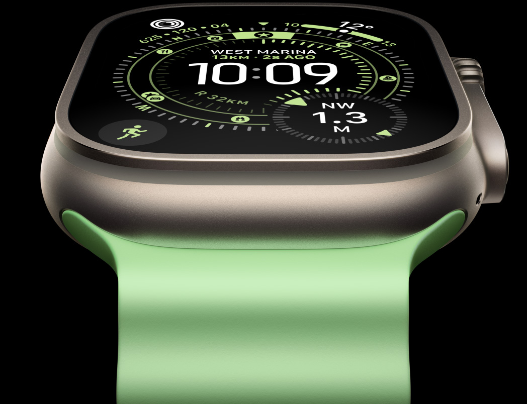 Apple Watch Ultra 3, titanové pouzdro, p?írodní barva, kompas na ciferníku Orienta?ní běh, Oceánsky ?emínek, neonově zelená barva