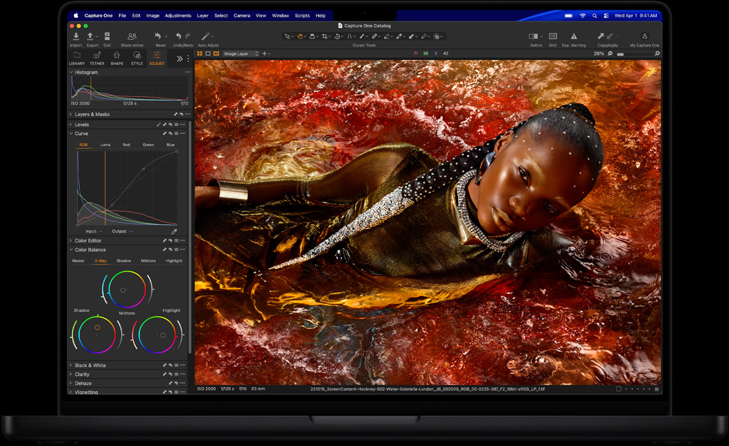 Upravování fotky ?lověka v Capture One na obrazovce MacBooku Pro