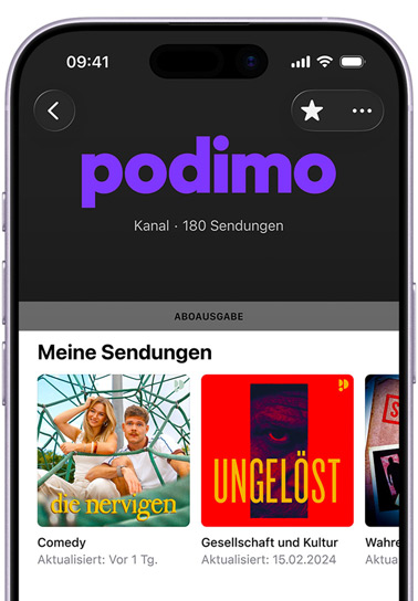 Ein iPhone, Vorderseite, das Display zeigt den New York Times Kanal in Apple Podcasts, der Text darunter lautet: ?Wie Nachrichten klingen sollten“, 42 Sendungen, ein Banner für die Abonnent:innen Edition über dem Bereich ?Meine Sendungen“, in dem ?Modern Love“, ?The Wirecutter Show“ und eine teilweise sichtbare dritte Sendung zu sehen sind, die jeweils unter ?Gesellschaft und Kultur“ kategorisiert sind