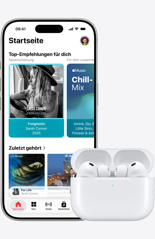 Vorderseite eines iPhone 17 Pro, Apple Music App mit ge?ffnetem Homescreen, daneben AirPods Pro 3 im ge?ffneten MagSafe Ladecase