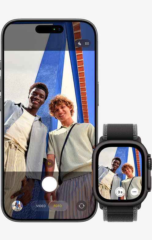 Vorderseite eines iPhone 17, Kamera wird benutzt, um ein Gruppenselfie aufzunehmen, daneben eine Apple Watch Ultra 3 mit ge?ffneter Kamera Fernbedienung App