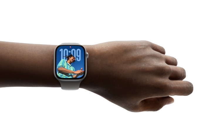 A person wears Apple?Watch Series?11 with Photos watch face