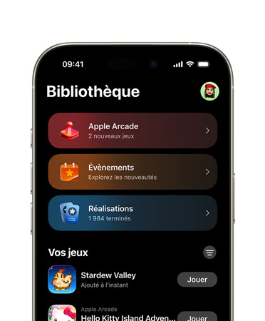 Un iPhone, moitié supérieure uniquement, l’écran affiche la mise en page de l’app Jeux, avec l’onglet Bibliothèque, Apple Arcade, évènements, Accomplissements et la section Tous les jeux