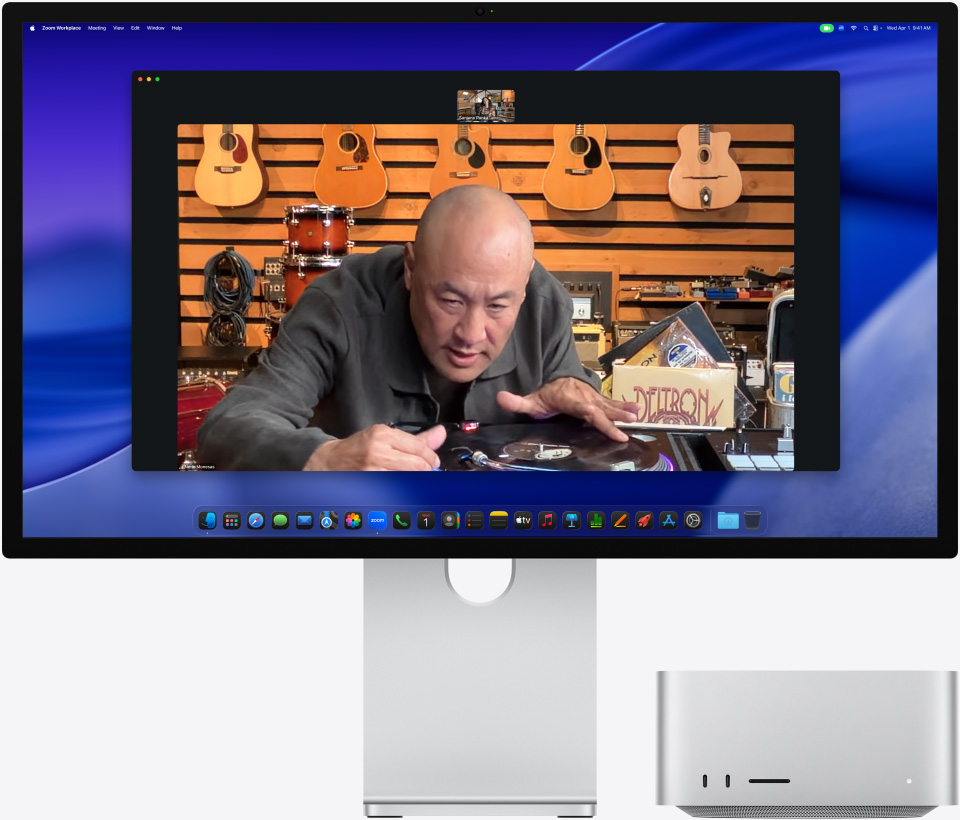 Κατ? τη δι?ρκεια βιντεοκλ?ση? στο Studio Display XDR, με το Mac Studio τοποθετημ?νο απ? κ?τω, ?να ?τομο σε κατ?στημα μουσικ?? εξετ?ζει προσεκτικ? ?να πικ?π