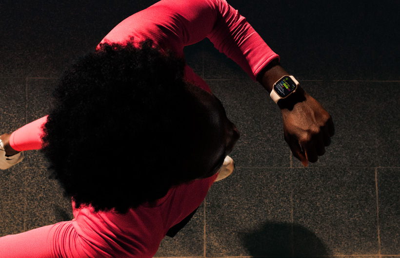 一個人在跑步時，利用 Apple Watch Series 11 的體能訓(xùn)練 app 查看進(jìn)度