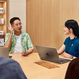 鳥瞰角度展示一間 Apple Store 正舉行商務(wù)培訓(xùn)。