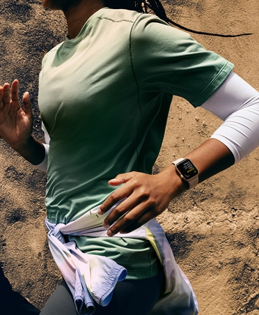 Osoba koja prati svoje tr?anje na Apple Watchu SE 3