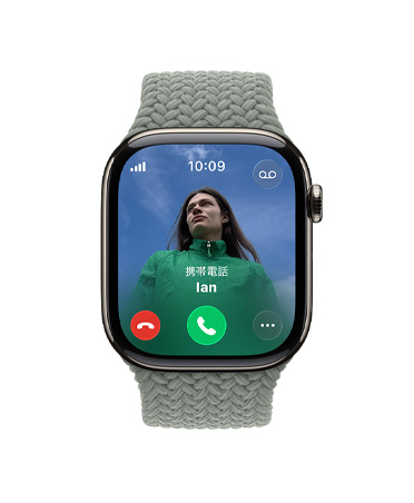 ナチュラルチタニウムケースのApple Watch Series 11。著信中の畫面に、連絡(luò)先の寫真、電話に応答するボタンと拒否するボタンが表示されている。外観の右側(cè)にはDigital Crownが見えており、グリーングレイのブレイデッドソロループバンドが付いている