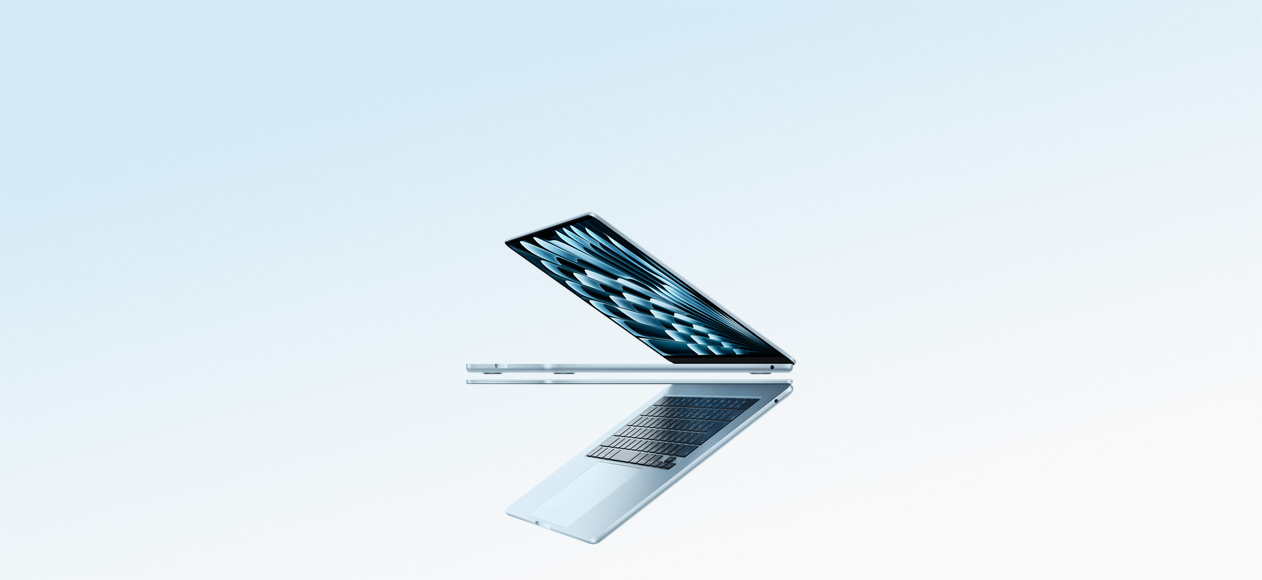 2臺(tái)のスカイブルーのMacBook Air。ノートブックが開(kāi)いて矢印のような形狀になっており、薄い側(cè)面が強(qiáng)調(diào)されている