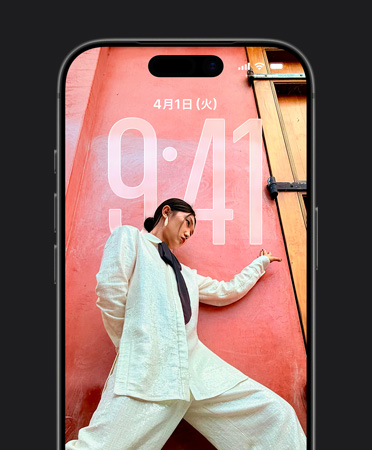 iPhoneのロック畫面。寫真に合わせて時刻が表示されている