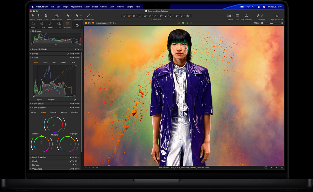 MacBook Proの畫(huà)面にCapture Oneで人物の寫(xiě)真を編集する様子が表示されている