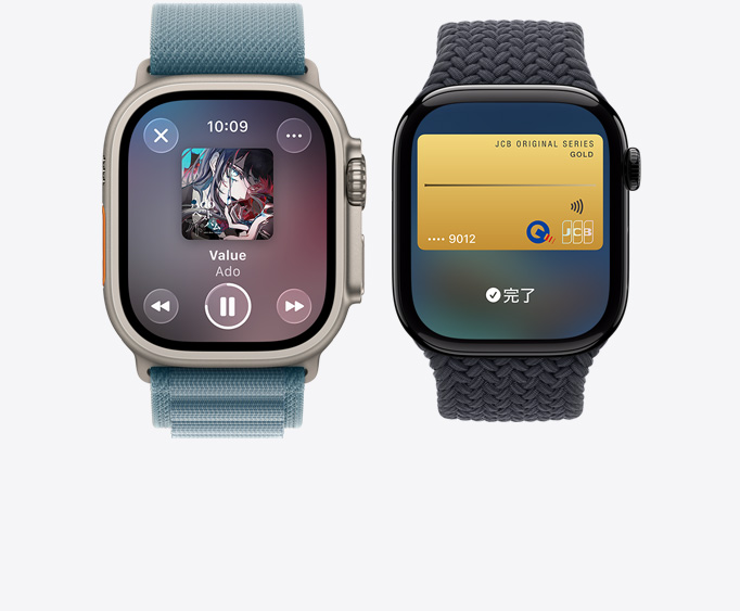 ナチュラルチタニウムケースのApple Watch Ultra 3。Apple Musicアプリ、再生中の畫面が表示されている。鏡面仕上げのジェットブラックアルミニウムケースのApple Watch Series 11。Apple Payの畫面、JCB Cardが表示されている
