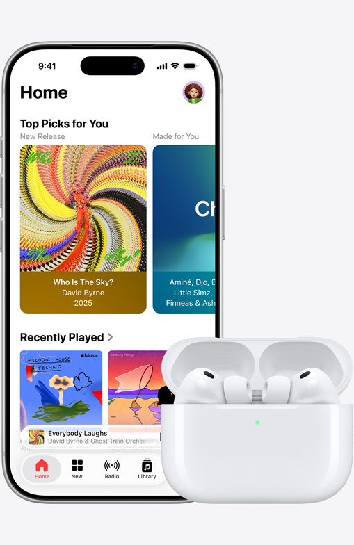 iPhone 17 Pro 機身正面，主畫面上顯示開啟了 Apple Music app，旁邊放有 AirPods Pro 3，在打開了的 MagSafe 充電盒內(nèi)。
