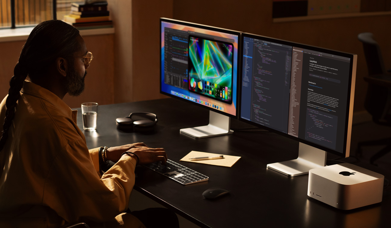 一位專業(yè)人士在已連接兩部 Studio Display 的 Mac Studio 上工作