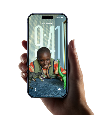 Una mano sostiene un iPhone que muestra el nuevo dise?o con Liquid Glass, donde la hora se adapta a la imagen que aparece en la pantalla bloqueada