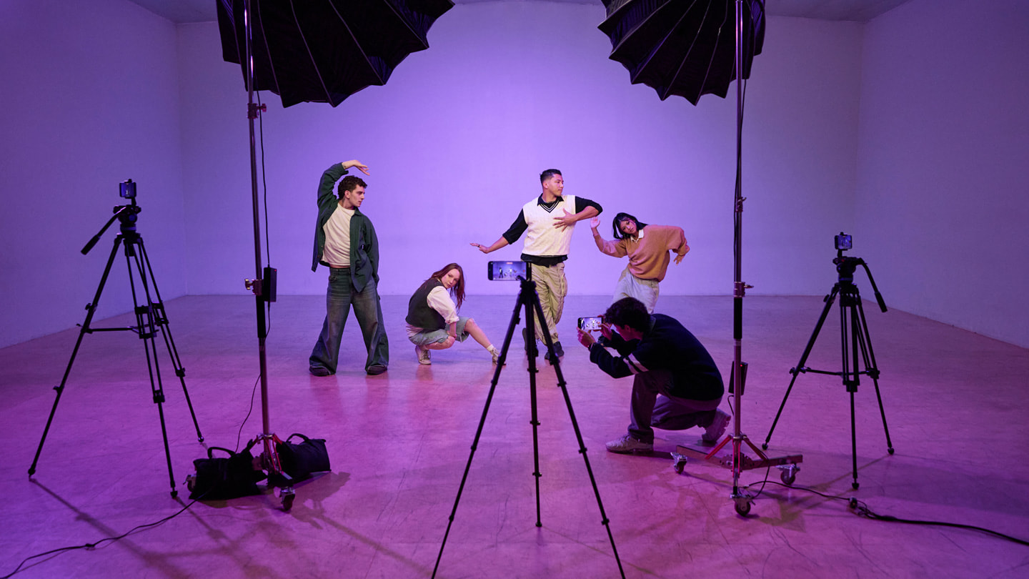 Kyle Hanagami nimmt vier T?nzer:innen in einem Studio mit vier iPhone 17 Pro Max auf.
