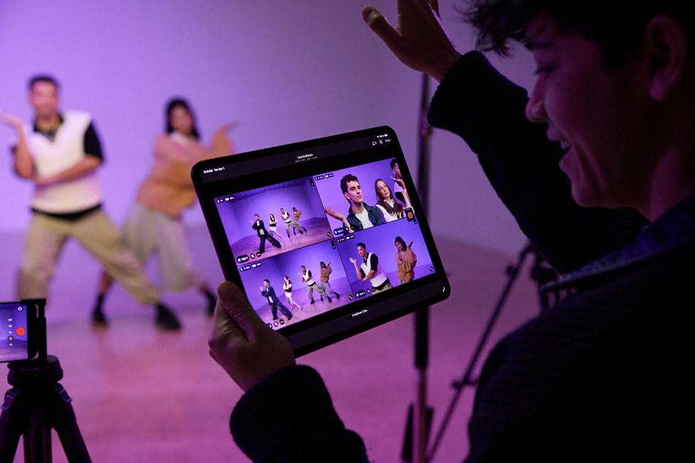 Kyle Hanagami leitet T?nzer:innen in einem Studio und überprüft das Geschehen auf dem iPad Pro mithilfe von Live Multicam in Final Cut Pro.