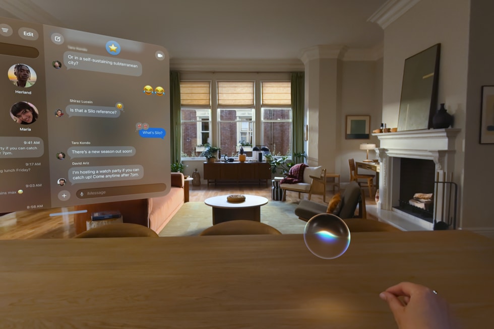 Siriを呼び出すために使える3Dビジュアライゼーションが表示されている、Apple Vision Proのユーザーの畫面。