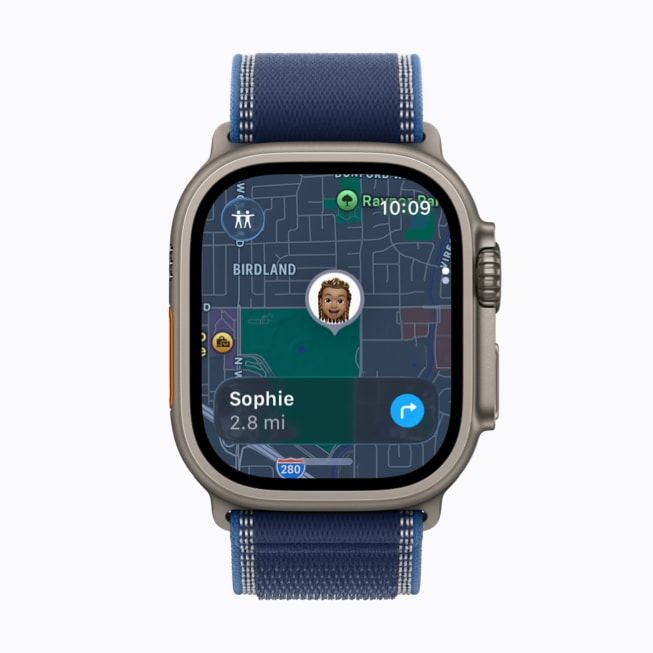 Un Apple Watch Ultra 3 muestra una pantalla de la app Encontrar con una persona llamada Sophie.