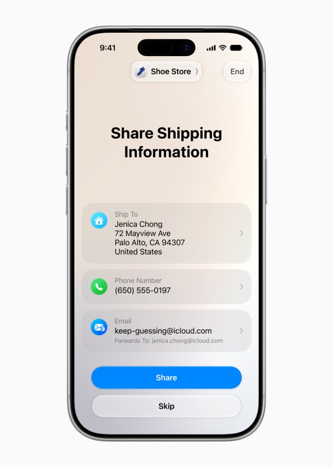 Un iPhone 17 Pro muestra un aviso para compartir la información de envío de un usuario con una tienda de zapatos.