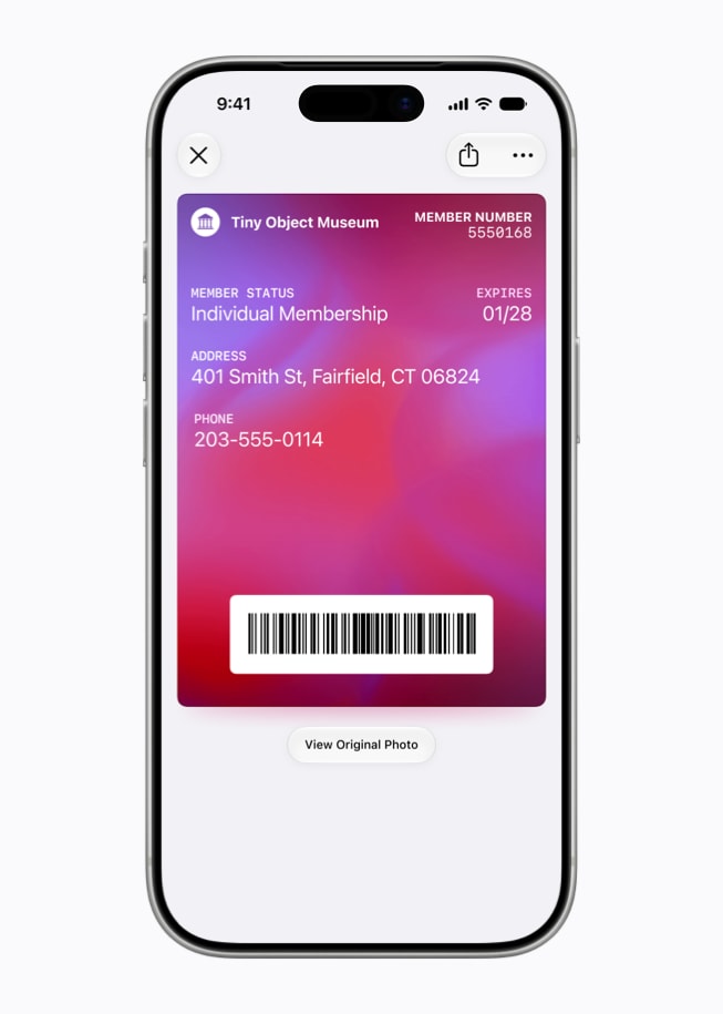 Un iPhone 17 Pro muestra la tarjeta de membresía de un museo en Apple Wallet.