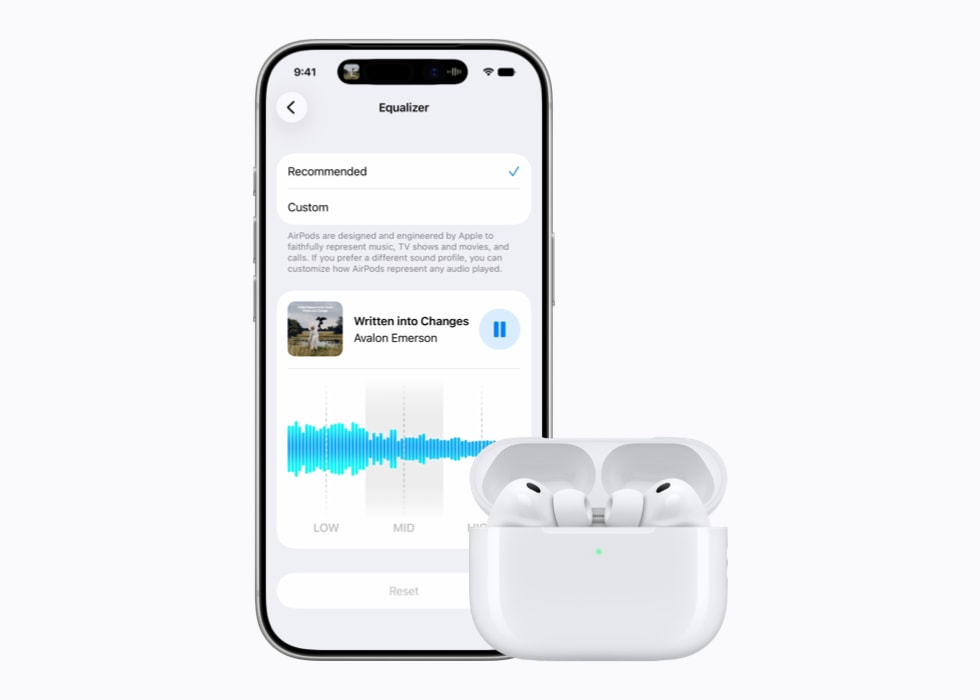 iPhone?17?Pro przedstawiony obok s?uchawek AirPods z?ekranem personalizacji ustawień audio.