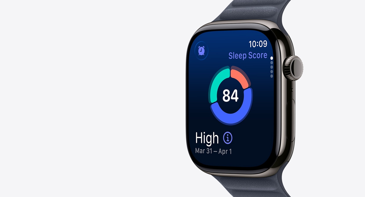 Apple Watch Series 11 z kopert? z tytanu w kolorze ?upku, pasek magnetyczny w kolorze granatu, na wy?wietlaczu wida? wykres ko?owy z wynikiem snu, prawa strona obudowy, pokr?t?o Digital Crown