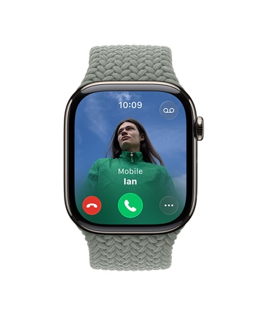 Apple Watch Series 11 z kopert? z tytanu w kolorze naturalnym, pleciona opaska Solo w kolorze szarozielonym, po??czenie przychodz?ce, wida? zdj?cie osoby dzwoni?cej, przyciski akceptacji lub odrzucenia po??czenia, wida? prawy bok urz?dzenia i pokr?t?o Digital Crown