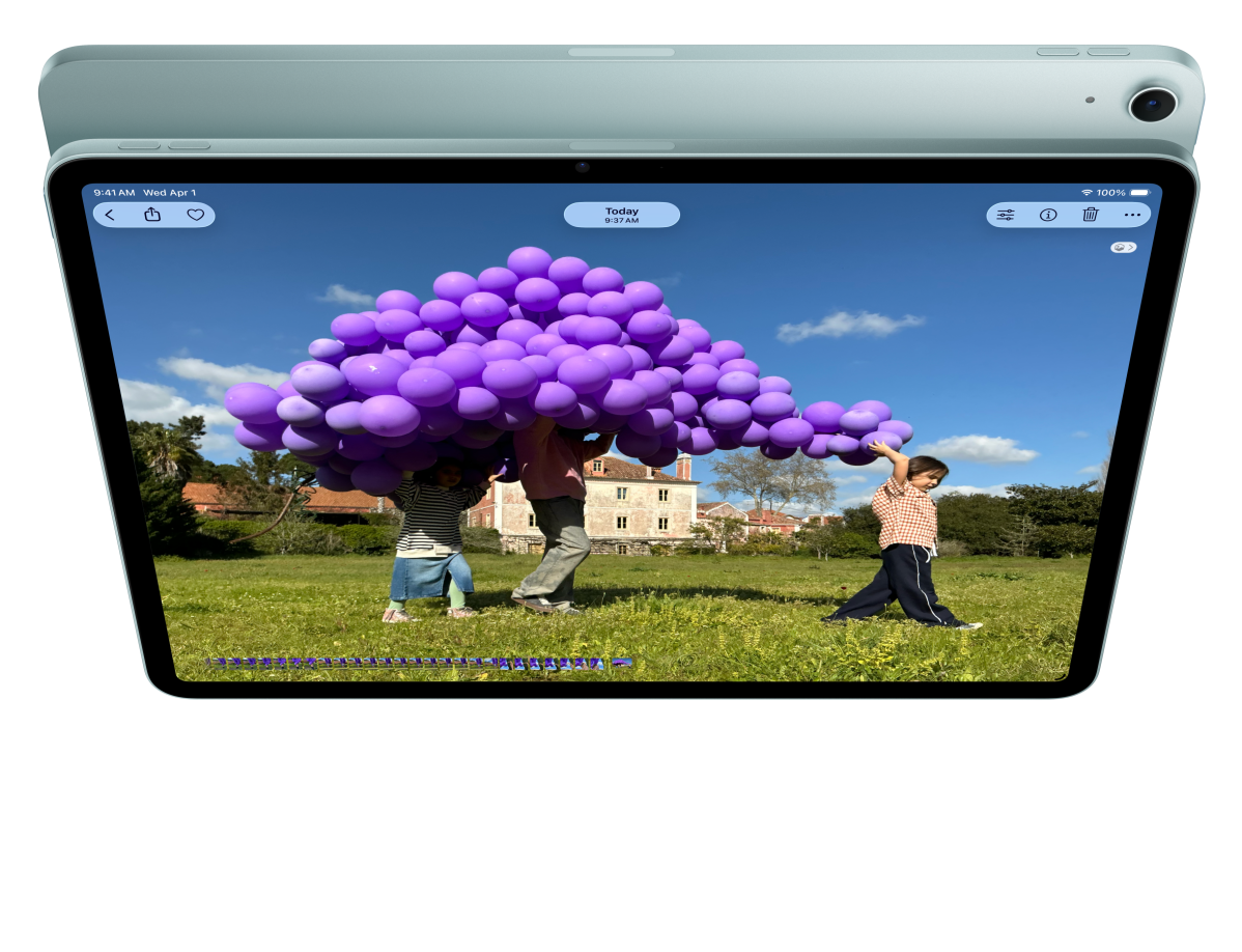 iPad Air, partea exterioar? din fa??, pe care un utilizator folose?te FaceTime ?i se uit? ?n Keynote, ?n fa?a unui alt iPad Air, partea exterioar? din spate