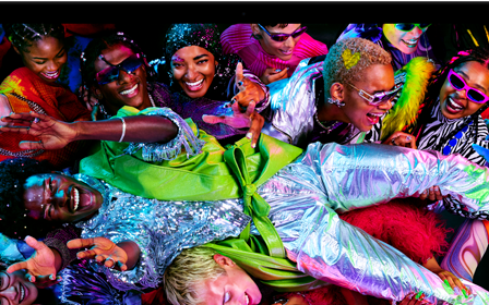 Ecran colorat pe un MacBook Pro cu o persoan? purtat? de mul?ime la o petrecere, eviden?iind ecranul vibrant Liquid Retina XDR