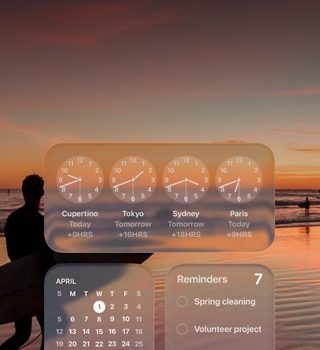 Widgeturi Ceas Liquid Glass, Calendar, Memento-uri ?i Vremea pe ecranul macOS Tahoe, peste o imagine cu un surfer mergand pe plaj? la apusul soarelui