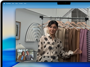 Un apel video pe un MacBook Pro, unde o femeie arat? materiale textile c?tre dou? persoane aflate ?n apel, cu Scena central? care o men?ine centrat? ?n cadru ?n timp ce ea se mi?c?