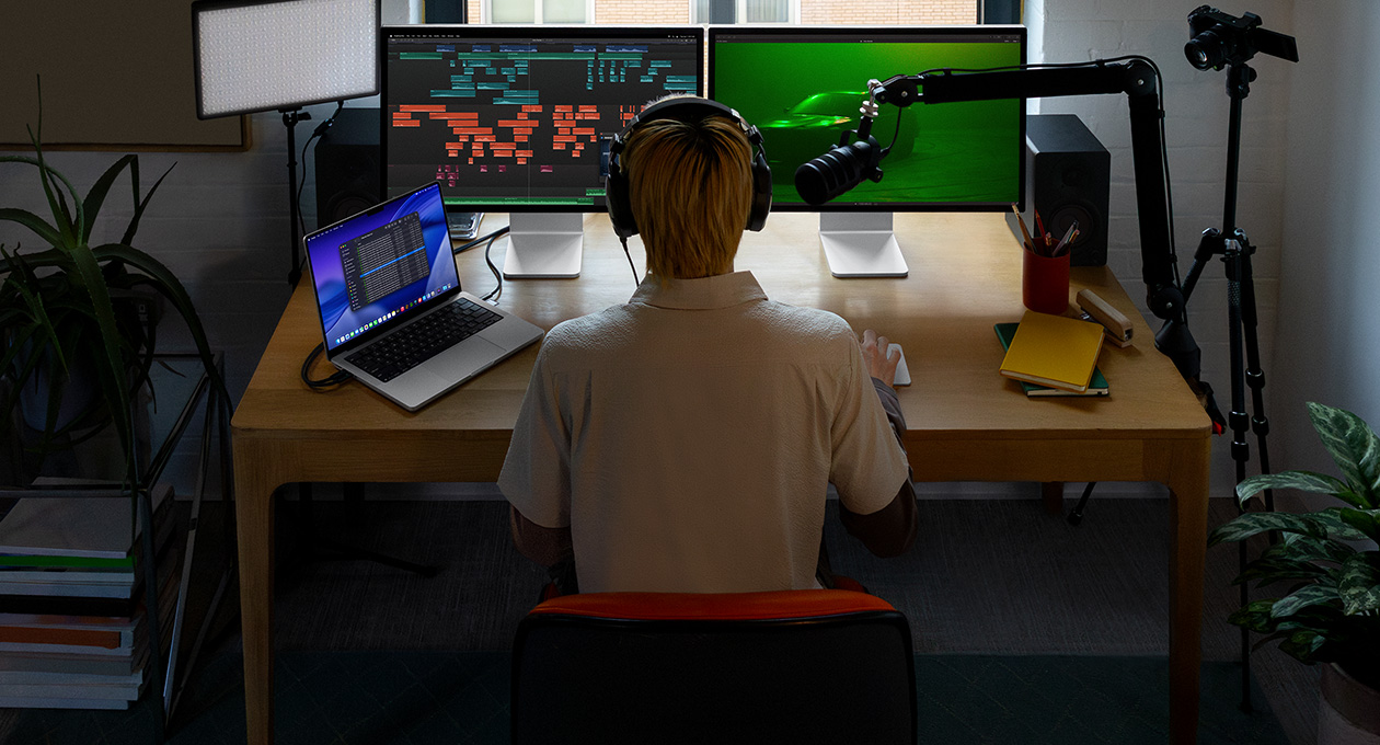 ???????????????????????????????????????????????????????????????? 3 ???????, ?????? Mac Studio Display, ?????????????????????, ????????????????????????????????, ?????? Mac Studio Display ?????????? 2 ?????????????????????????????????????????????????, ?????? MacBook Pro ???? 16 ???? ??????? Finder ??????????????????????????? ?????? Final Cut Pro, Dock, ???????????????????????????????????????