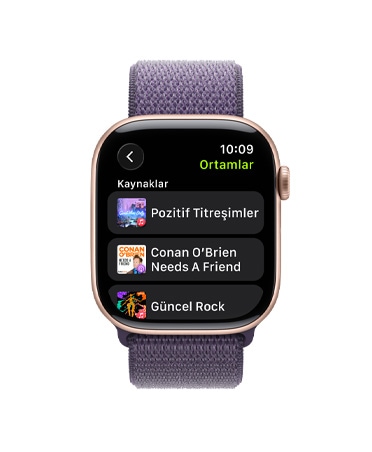 Apple Watch Series 11, roze alt?n rengi, alüminyum kasa, Apple Music, müzik ve podcast ?nerileri, sa? d?? g?rünüm, Digital Crown, kordon, sis moru Spor Loop