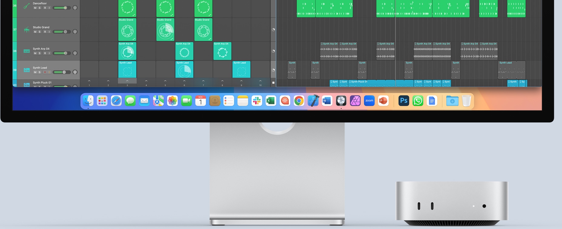 Gümü? rengi Mac mini’nin ?n ba?lant? noktalar?n? ve g?sterge ?????n? g?steren ?nden g?rünümü, a??k olan Mac monit?rün renkli ekran?ndaki Dock’ta uygulama simgeleri g?rülüyor ve Mac mini’nin monit?rün alt?na nas?l kolayca s??d??? g?steriliyor