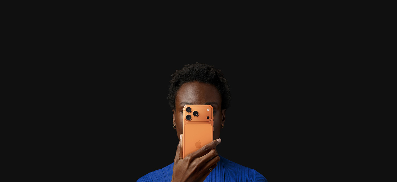 一個人在面前握著宇宙橙色 iPhone 17 Pro，機身背面朝外