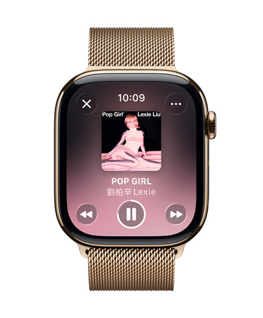 以金色鈦金屬打造的 Apple Watch，搭配米蘭式錶環(huán)，錶面顯示 Apple Music 播放畫面，控制項目則以 Liquid Glass 的半透明風(fēng)格呈現(xiàn)