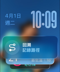 三款 Apple Watch 錶款並排陳列，中間是原色錶款，錶面顯示包含回溯功能小工具的智慧型堆疊提示；右側(cè)是曜石黑色錶款，錶面顯示體能訓(xùn)練畫面；左側(cè)是玫瑰金色錶款，錶面顯示睡眠分數(shù)畫面