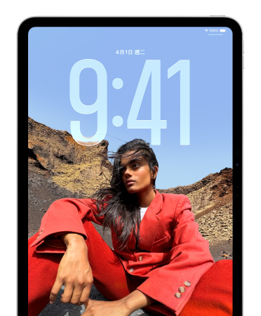 iPad 顯示鎖定畫(huà)面，在坐著的人物背後以大型數(shù)字顯示時(shí)間