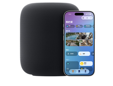 午夜色 HomePod，旁邊的 iPhone 螢幕上是 app 中的「我的家」使用者介面