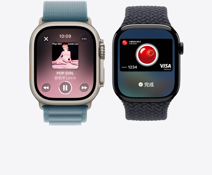Apple Watch Ultra 3，展示原色鈦金屬錶殼，螢?zāi)伙@示 Apple Music app 的正在播放畫面；以及 Apple Watch Series 11，展示拋光曜石黑色鋁金屬錶殼，螢?zāi)伙@示 Apple Pay 畫面及信用卡