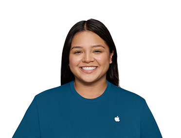 Sa? üst k?sm?nda Apple logosu bulunan bir ti??rt giymi? bir ki?i